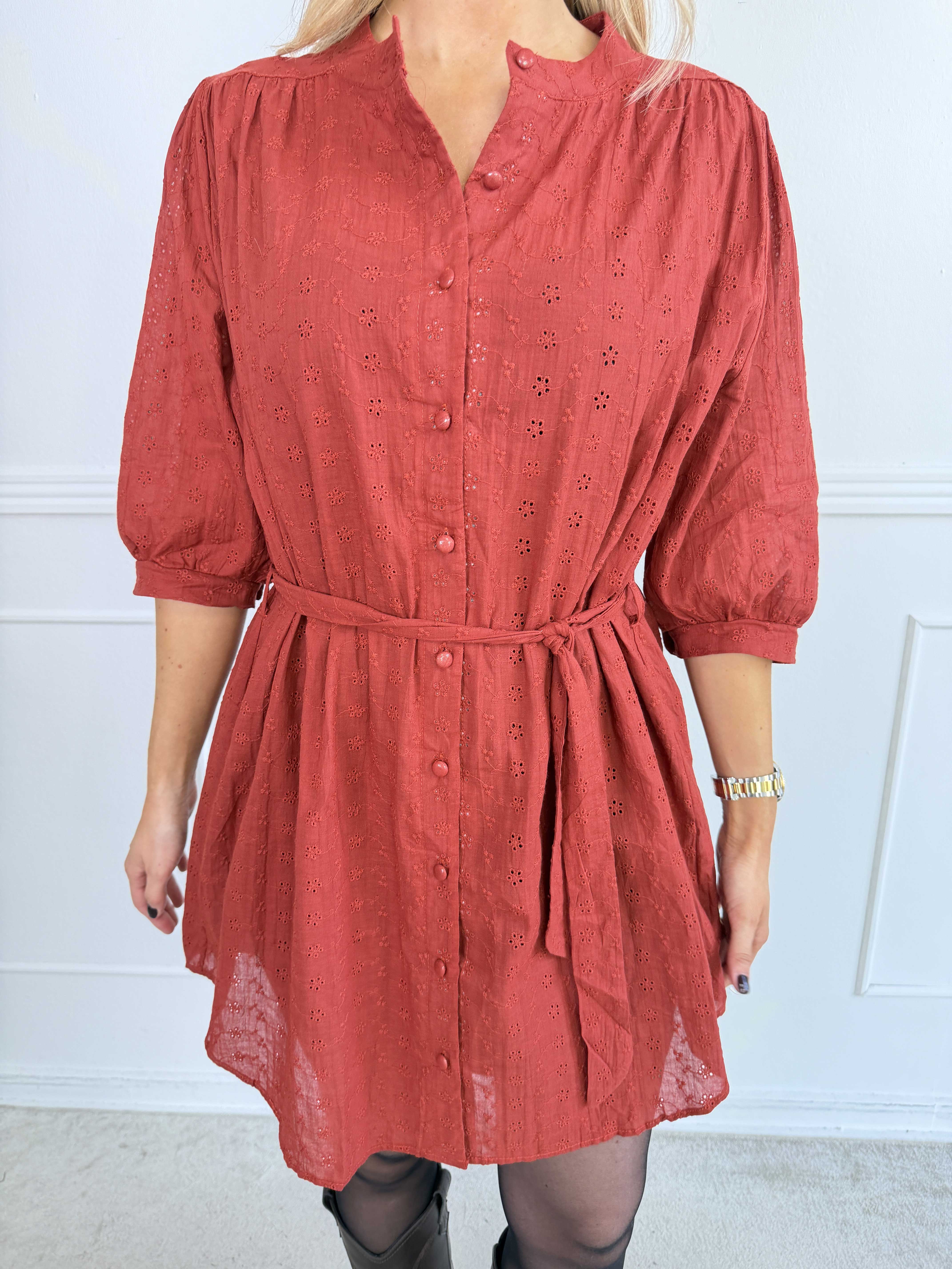 Soffie - Elegant tunikakjole i viskose med smukke broderie anglaise-detaljer